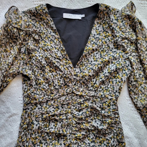 ASTR Kimbra Floral V-Neck 3/4 Sleeve Mini Ruching Dress - Picture 4 of 13